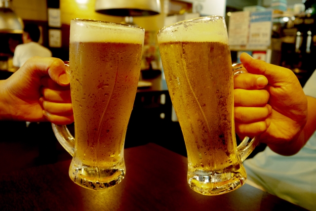 居酒屋でビールで乾杯
