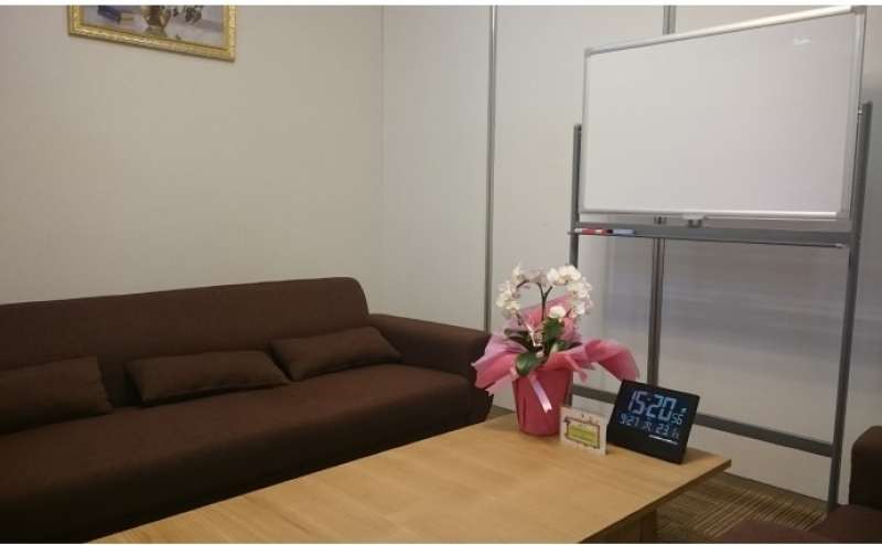 梅田駅近 ソファのある格安応接室 完全個室 静かな環境です☆Wi-Fi無料☆【応接室】