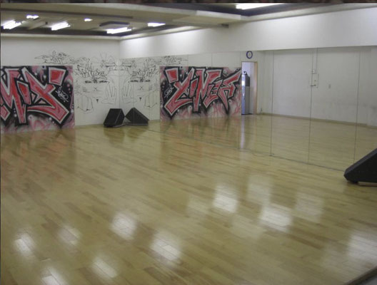 佐世保市内にあるRemiX Dance Studioの中心　前面ガラス張りの本格的スタジオ