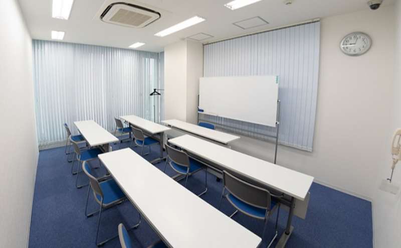研修室は最大収容人数8名様です。講演や会議時に講師やスタッフの控え室、荷物置き場にも人気のコンパクトサイズです