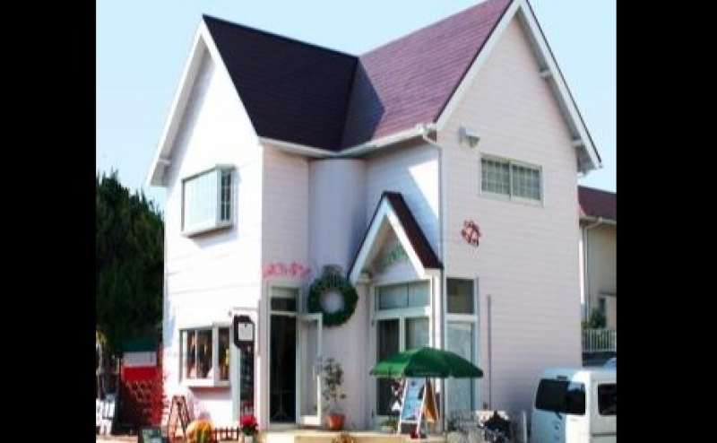 桜色の三角屋根が目印のMighty House。2Fを1時間500円の格安でご利用いただけます