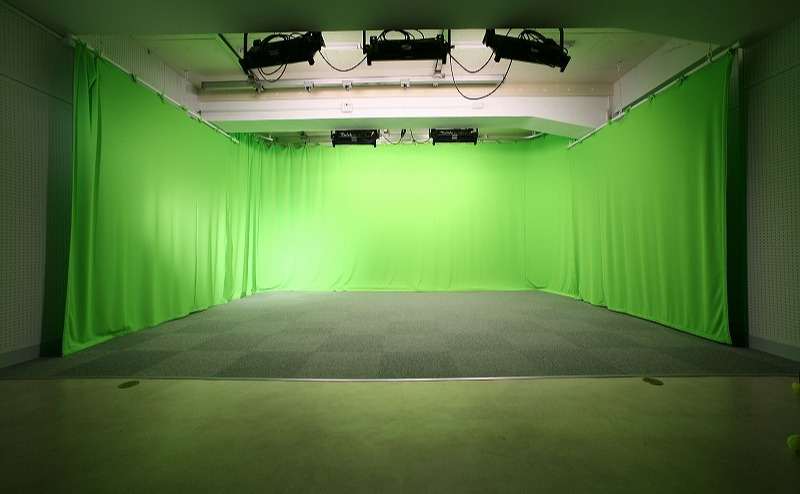 クロマキー撮影、ホリゾント撮影に対応した同録スタジオです。