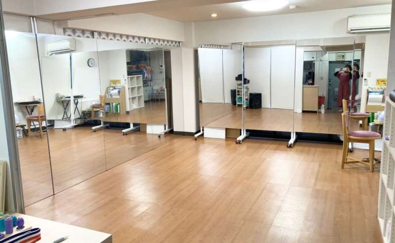 鏡は2面設置。シャワー完備の吉祥寺ダンススペース・レンタルスタジオ・スタジオアルマ