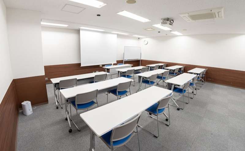 「JEC日本研修センター江坂」内小会議室6E-4は大阪メトロ御堂筋線江坂駅より徒歩1分。どの方面からも集まりやすい好立地です