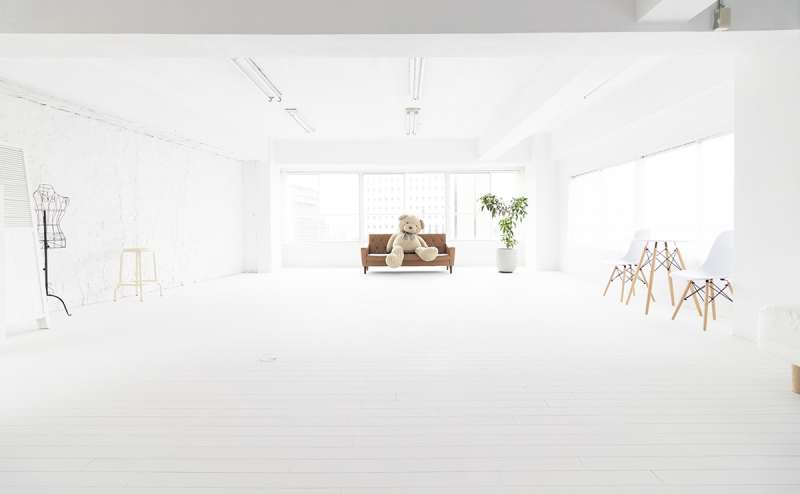 白壁白床。日中は自然光で明るく日常的にも非日常的にも撮影できるプレーンなスタジオです。