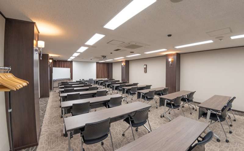 最大32名様にご着席いただけるほどよい広さの会議室。大阪メトロ江坂駅より徒歩1分