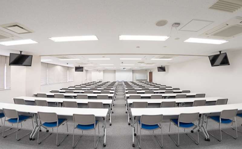 日本研修センター江坂にはさまざまなサイズのお部屋をご用意しています。大規模な会議にも使える最大96名様収容可能な大会議室も