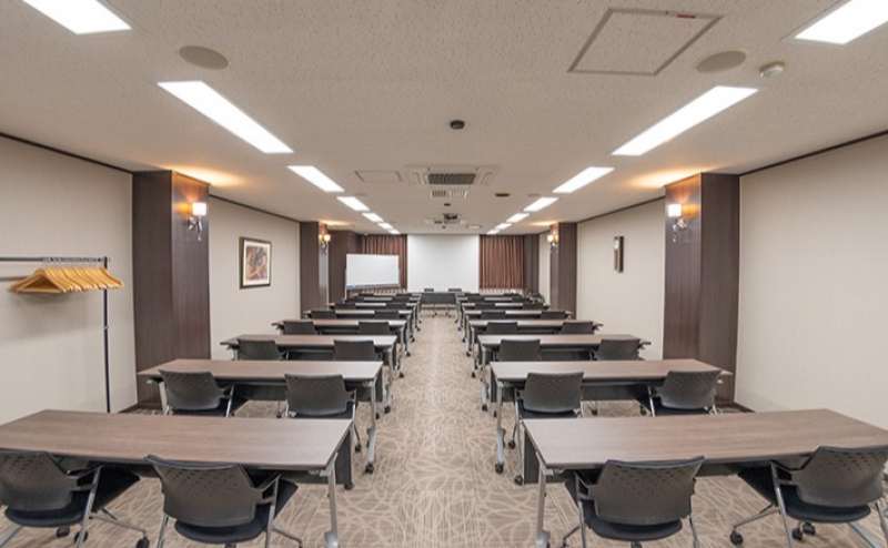 最大収容人数28〜48名様の中会議室が複数ございます。研修室と組み合わせれば分科会のある学会などにも便利です