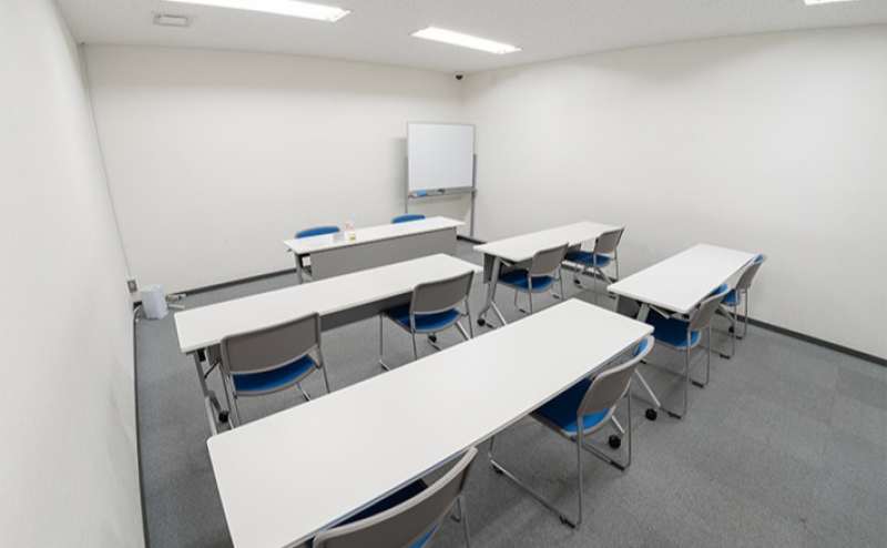 こちらから「研修室4F-4」をご予約いただけます。大阪メトロ御堂筋線江坂駅より徒歩1分の駅近会議室です。