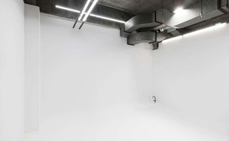 激安白ホリスタジオ 新宿 撮影機材無料 天井高4m 美しいコンクリート壁 くーある