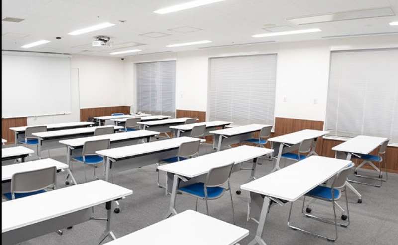 カルチャースクールや教室にも使いやすい広さ52.2㎡の駅近会議室。お気軽にご利用いただけます