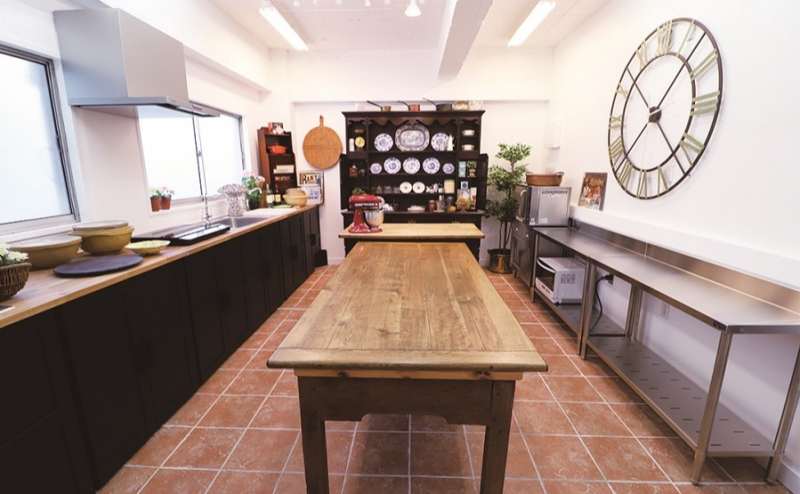 目黒　英国アンティーク家具に囲まれたケントストア・キッチンスタジオ