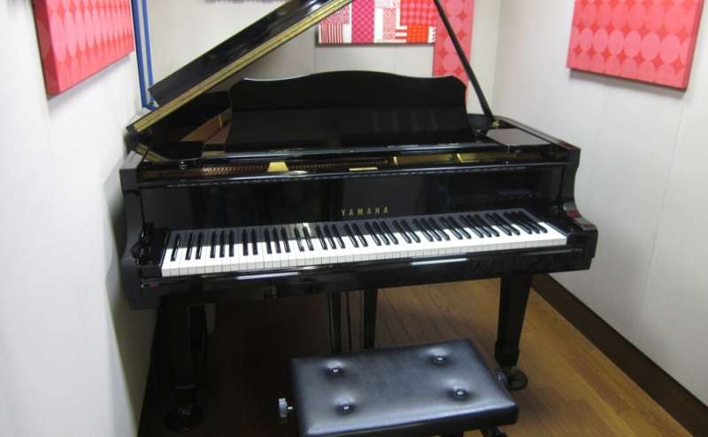 グランドピアノが練習できる個室スペース