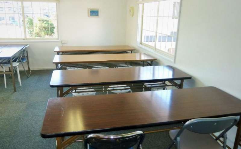机は5台、椅子は全部で28脚ございます。教室やレッスンなどにご利用ください。