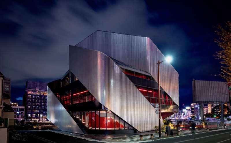 新進気鋭のデザイナー設計の建物は美術館のような洗練された外観。