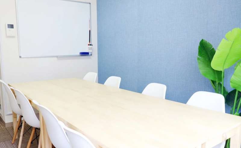 壁付けのホワイトボードはご利用自由です。会議やミーティングのほか、研修会や各種レッスンに
