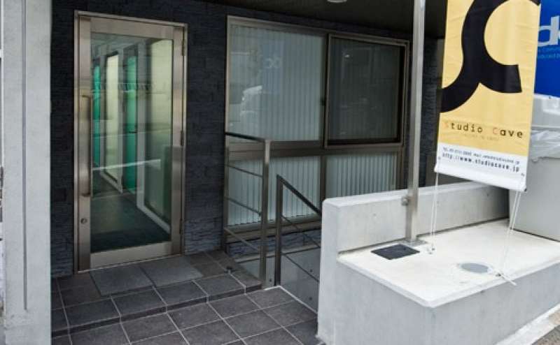 StudioCaveの入り口階段上の外観です。東京メトロ 日比谷線 恵比寿駅A5出口から徒歩4分の駅近ギャラリー