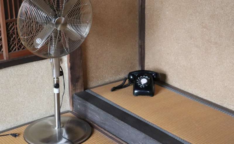 昭和のならではの黒電話、レトロ扇風機。撮影にも使えます