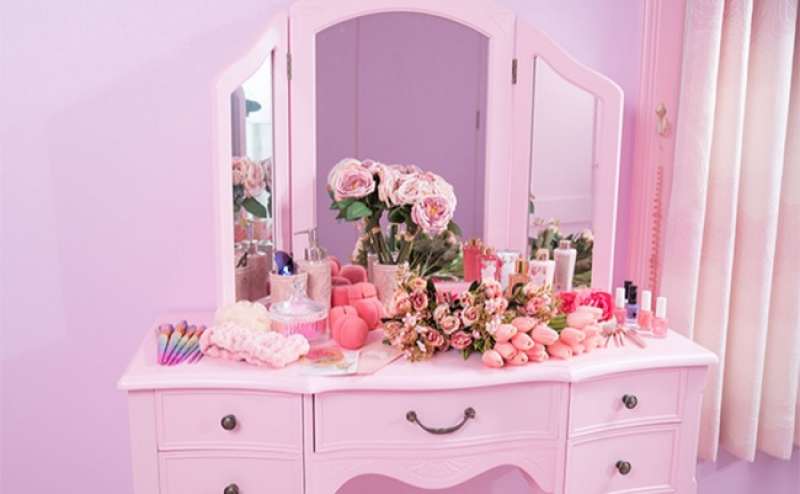 姫系で可愛いピンクの3面鏡を設置しています（設置しているコスメ類は撮影用です）