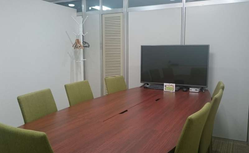 こちらは会議室A。応接室と同時レンタル可能です。グループでのご利用にも