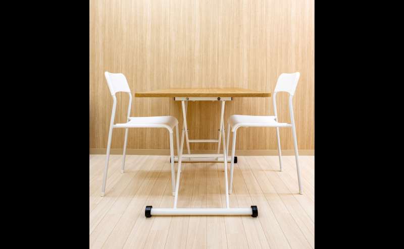 テーブルと椅子もありますので、打ち合わせや事務処理にも便利です
