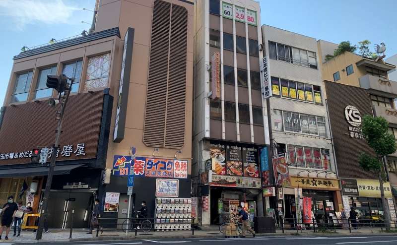 一番左が「日本橋駅」②出入口のあるパチンコ屋、その２件隣にお越しください。