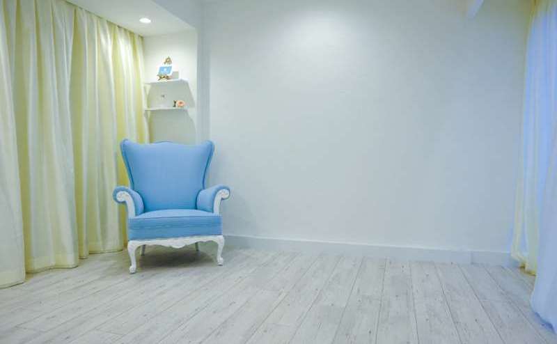 白と水色を基調とした清潔でオシャレなスペース。美のスペシャリストにふさわしい空間です