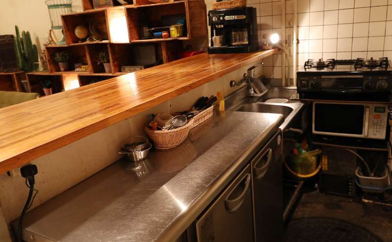 キッチン設備の整った、広々としたキッチンスペースです。