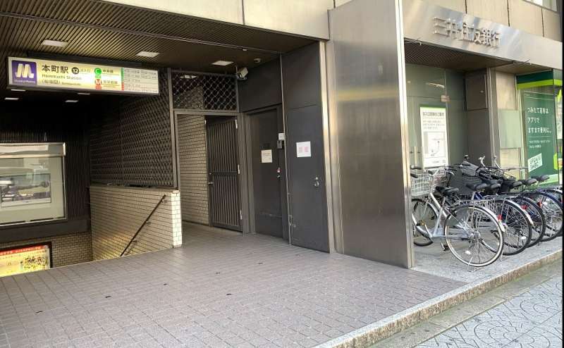 「本町駅」12番出入口です。三井住友銀行・御堂筋支店があるビルです。