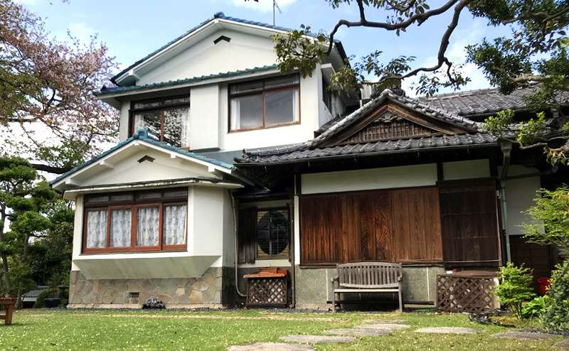 庭園の中に日本家屋が建ち、家屋の右側は明治時代に建てられ、左側は昭和30年代に茅葺屋根から瓦葺きに換える際に増改築されました。