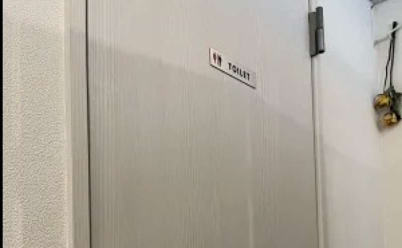 トイレのドアです。スタッフ常駐のサロンなので安心してご利用いただけます