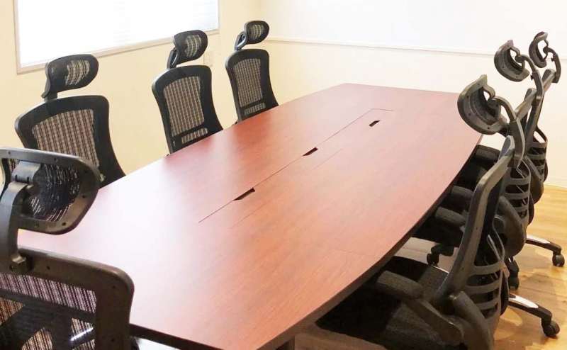 新宿 四谷 ハイグレードな椅子とテーブルを使ったおしゃれな貸し会議室 くーある