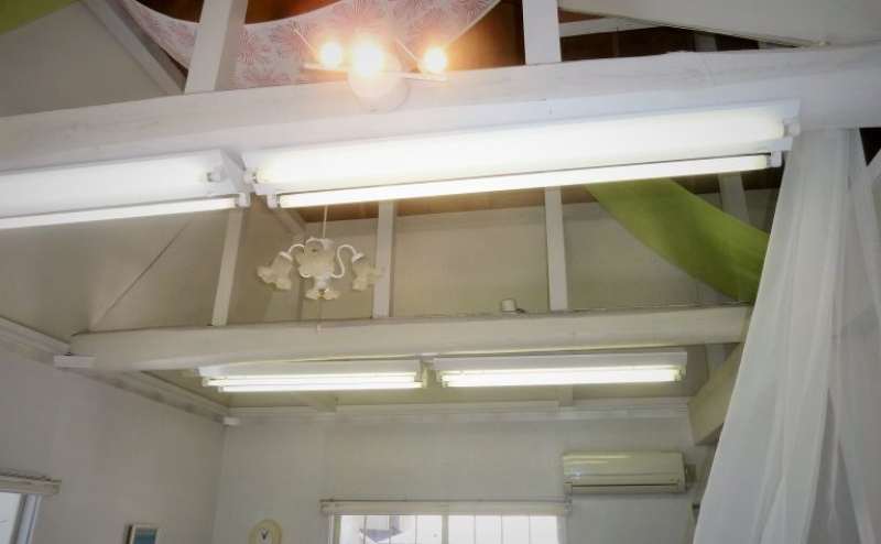 吹き抜け天井の広々スペース。50㎡あります。机と椅子を片付けてヨガやストレッチの教室もできます