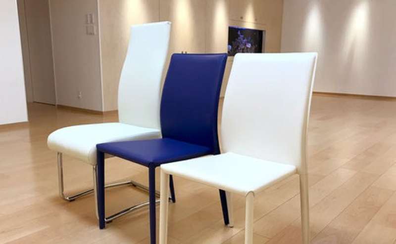 背もたれの高い白い椅子22脚。 青い椅子4脚。 白い椅子20脚。合計46脚ございます