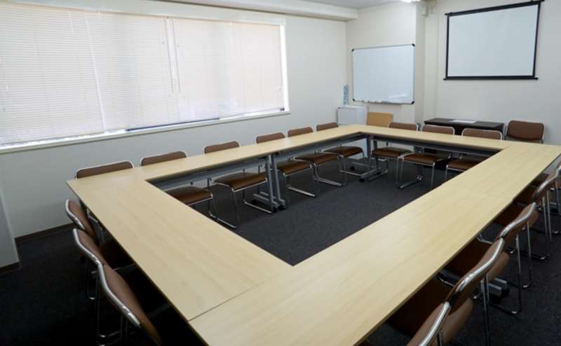 最大収容人数18名様。程よい広さの会議室です。講師用テーブルは脇へ片付ける配置となります
