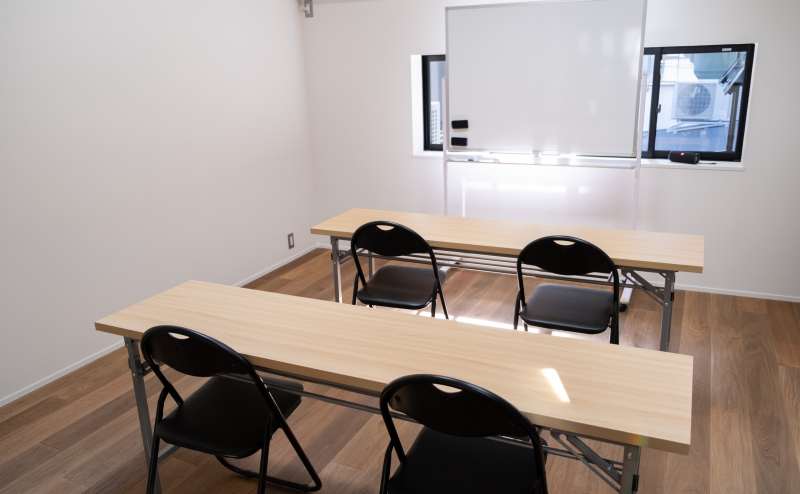 ホワイトボード、パイプ椅子15脚、長テーブル(1.8m)4台、講習会や面接などにもご利用頂けます。