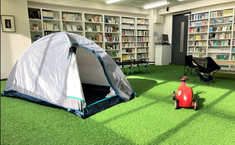 本に囲まれた屋内公園。芝生とテントの空間で天気を気にせず気分を変えて【2020/12更新】