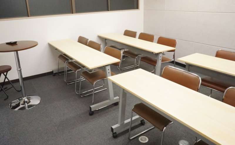 JR新大阪駅より徒歩1分の駅近会議室です。英会話教室などのレッスンやカルチャースクールの教室に