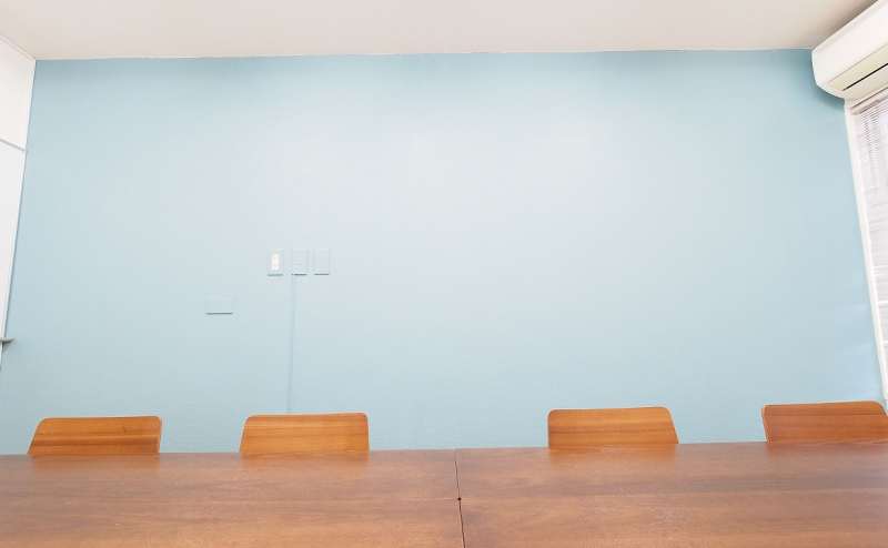 インスタ映えする鮮やかなブルーの壁が印象的なレンタルスペースです