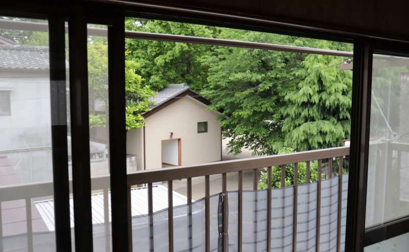 窓の外は蓮馨寺の境内です。風通しがよく爽やかな緑が見えます