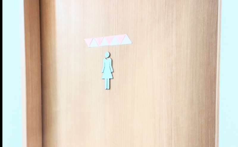 男女別の個室トイレ。