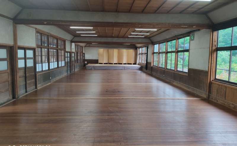 奈良カエデの郷　ひらら　講堂　ステージがありライブや講演会に最適