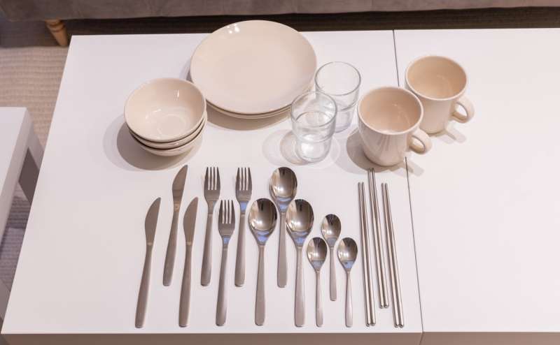 浅い皿、深皿、コップ、マグカップ、スプーン、ナイフ、フォーク、箸
