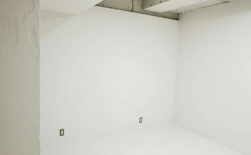 真っ白の壁です。高さ2600mm 幅4900mmでどんな撮影にも幅広くご利用いただけます