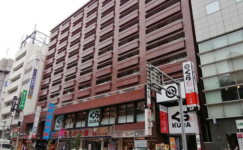建物外観です。新宿西口大ガード交差点から徒歩1分。一階がカラオケ館です