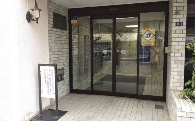 マンション入り口。各方面から集まりやすい名古屋駅から徒歩６分です