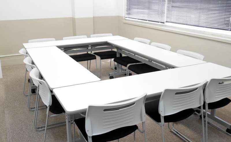 【飯田橋】コンパクトな会議室。ロの字型にも設営可能