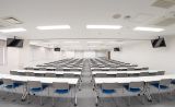 日本研修センター江坂にはパーティーにも使える最大96名様収容可能な大会議室もあります。そのほか、さまざまなサイズの会議室をご用意しております
