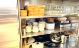 食器棚の中には各種お皿＆グラス＆調理器具が揃っています。