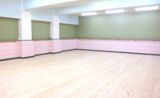 古いバレエスタジオをリノベーションしたひのきの床のスタジオです